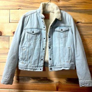 LEVI’S RELAXED FIT SHERPA TRUCKER JACKET